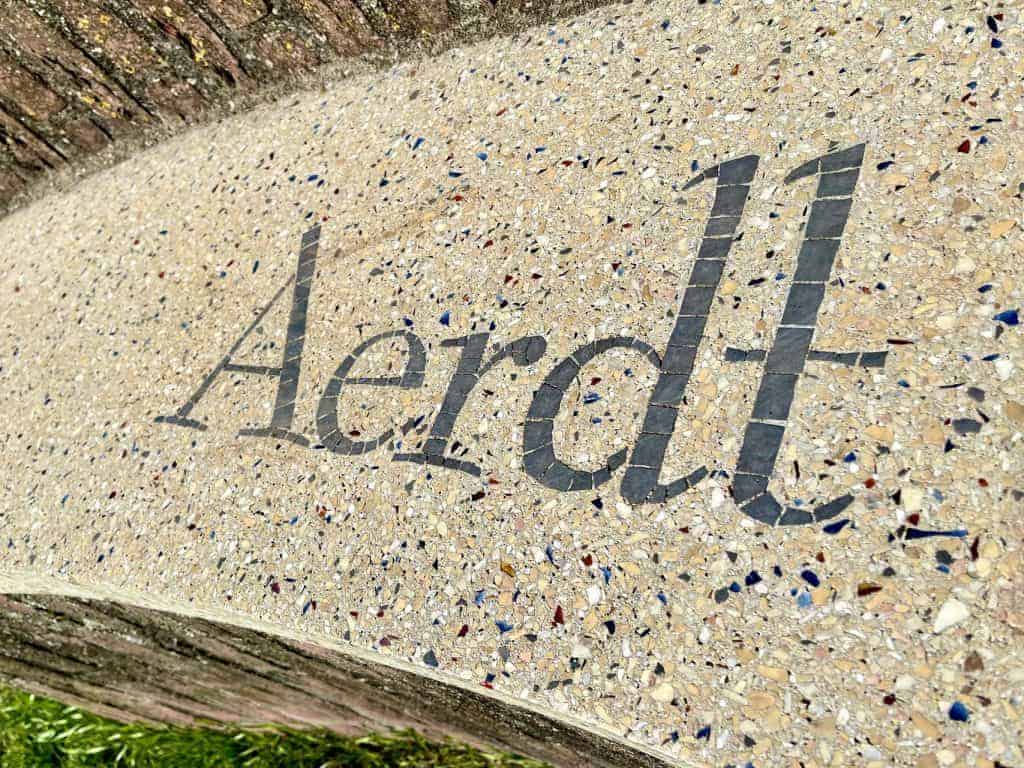Historisch dorp Aerdt op 't Gelders Eiland met naam in zand.