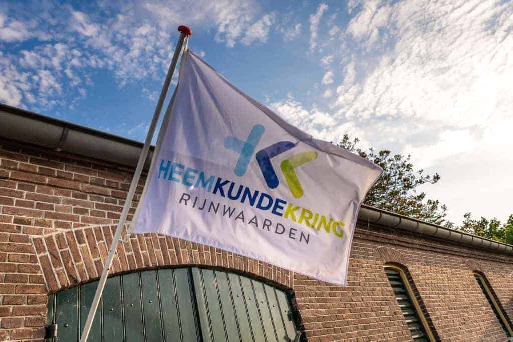 Veiligheidsvlag met logo van Heemkunde Kring Rijnwaarden op 't Gelders Eiland.