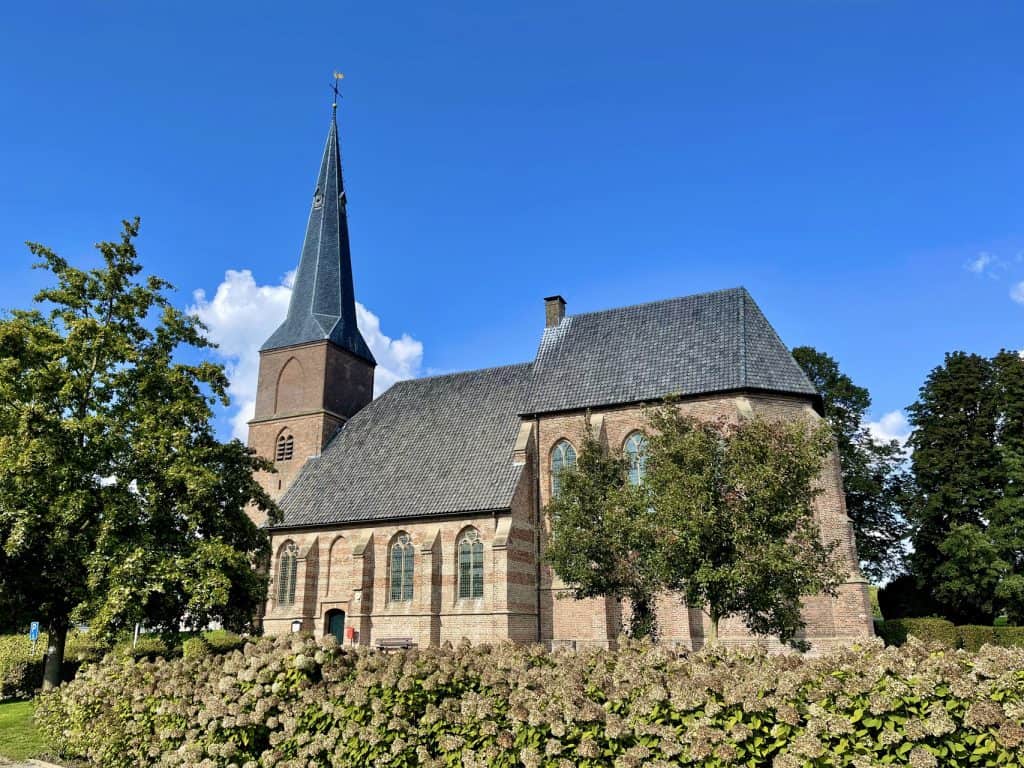 Kerk op 't Gelders Eiland met historische architectuur en groene omgeving.