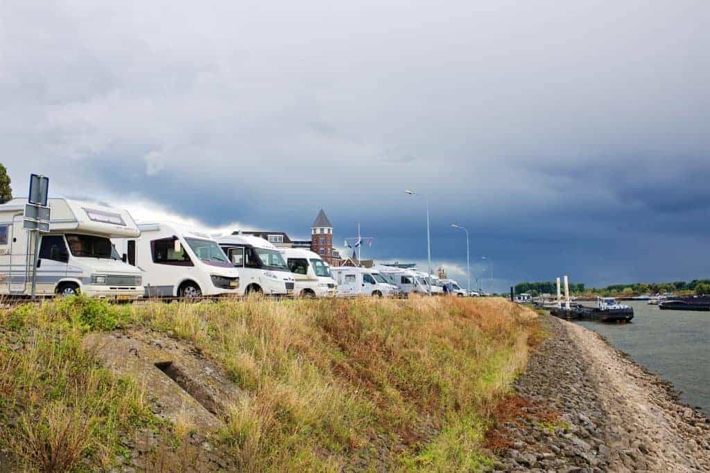 Camperplaatsen en haven op 't Gelders Eiland met uitzicht op de rivier.