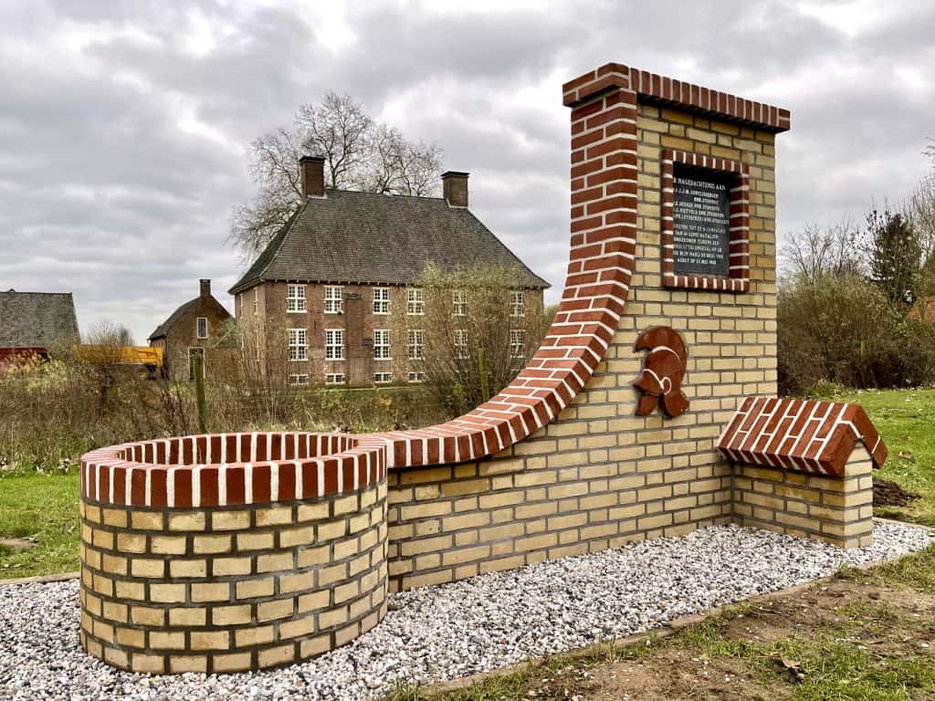 Historisch monument op 't Gelders Eiland met opvallende brickstructuur en informatiebord.