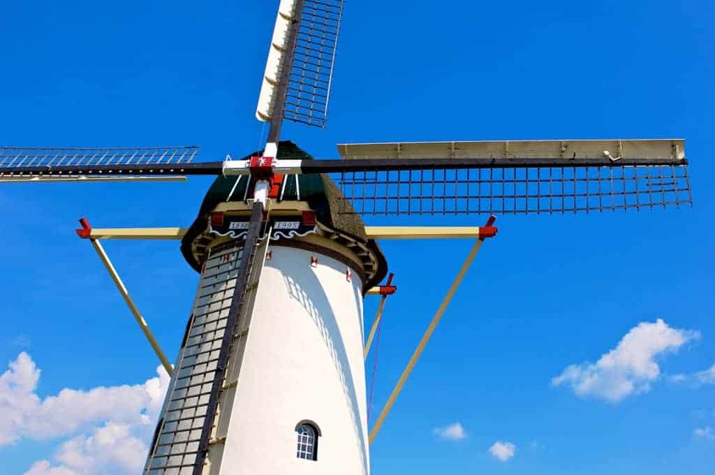 Korenmolen op ’t Gelders Eiland onder een heldere blauwe hemel.