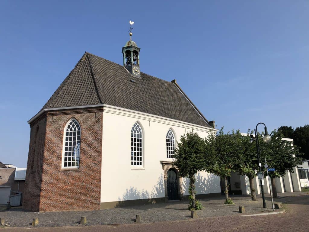 Historische kerk op 't Gelders Eiland met karakteristieke architectuur.