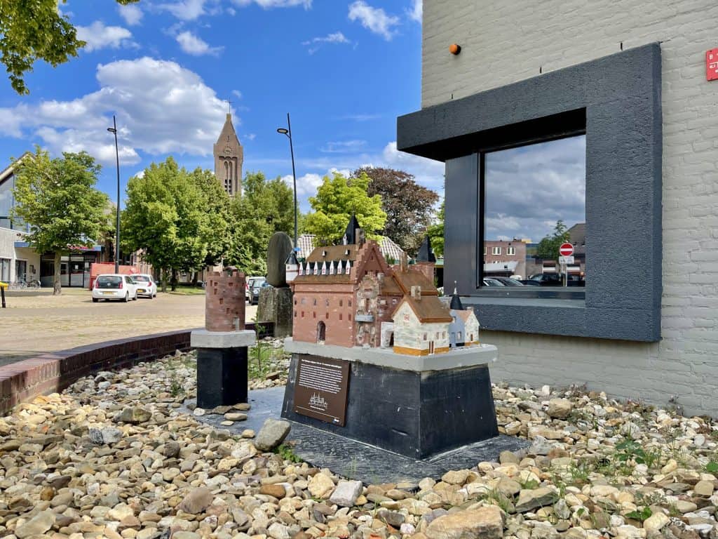 Miniatuurmodel van 't Gelders Eiland in Arnhem, met historische gebouwen en waterpartijen.