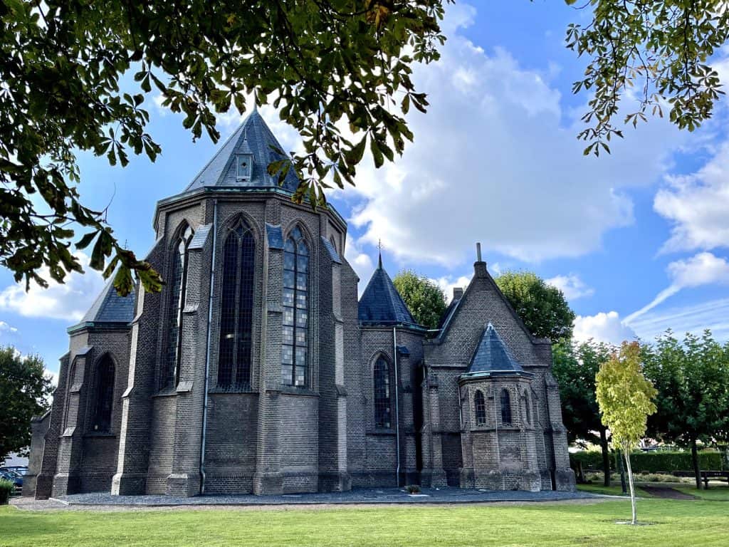 Historische kerk op 't Gelders Eiland met gotische ramen en torens.