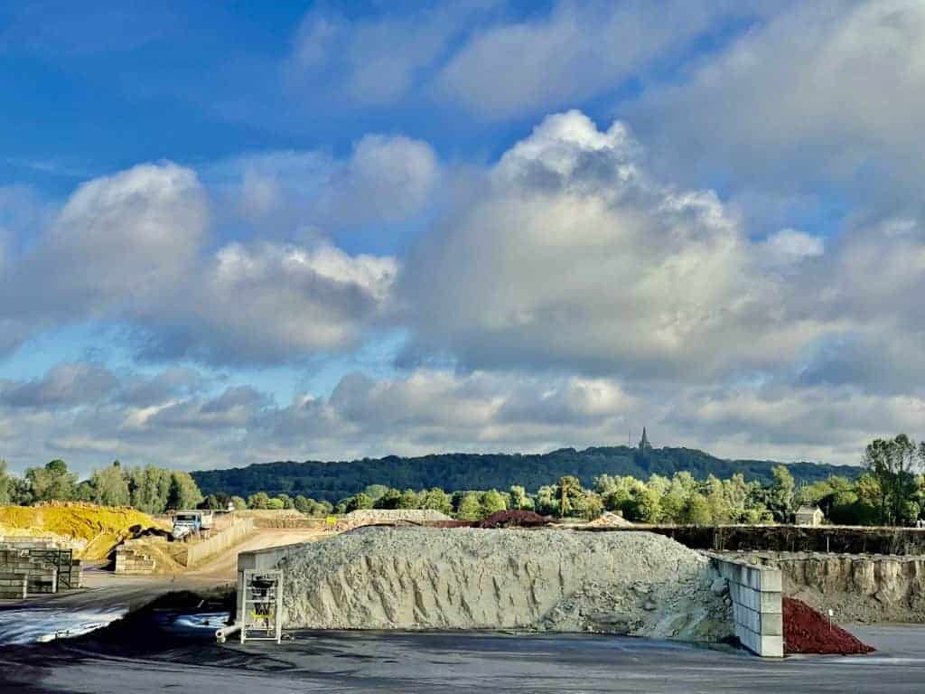 Uitzicht op 't Gelders Eiland met natuur, industrie en een heuvel in de achtergrond.