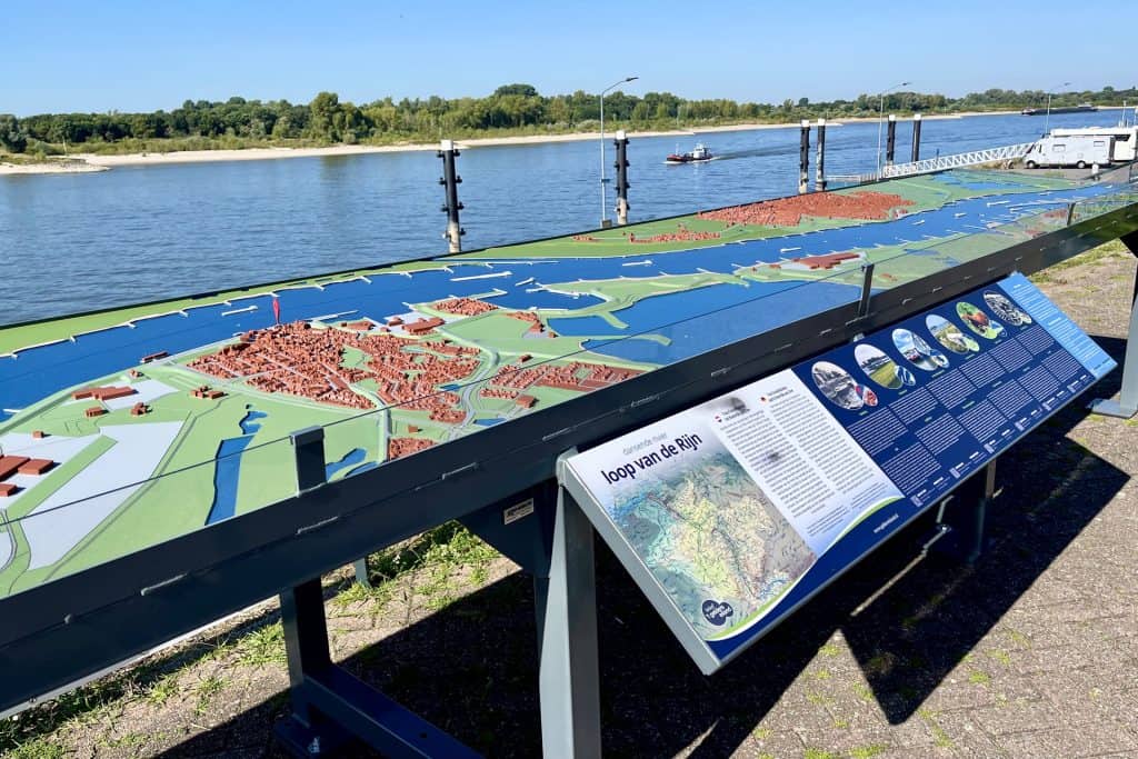 Informatiebord over 't Gelders Eiland en omgeving.
