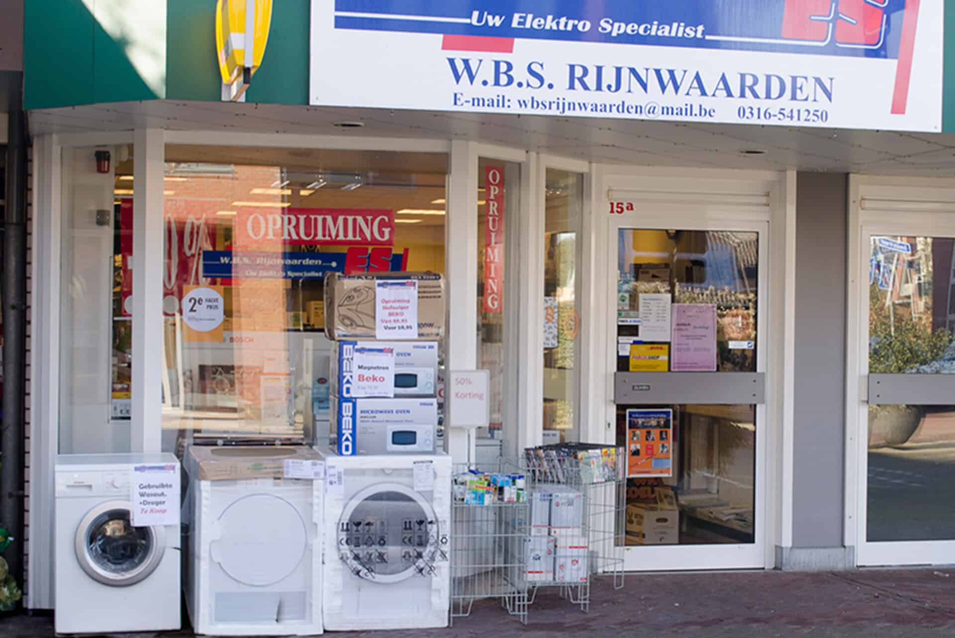 Elektronica winkel met wasmachines, drogers en elektrische apparaten.