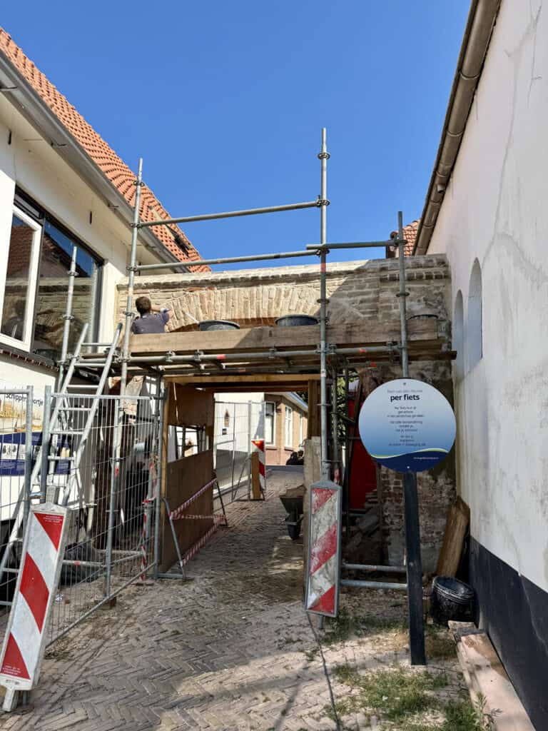 Constructie bij Schipperspoortje op 't Gelders Eiland met steigers en bouwhekken.