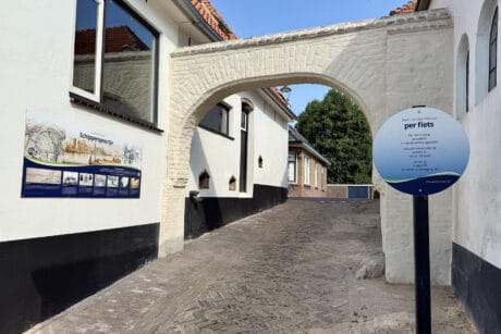 Historisch poortje op 't Gelders Eiland met informatiebord voor fietsers.