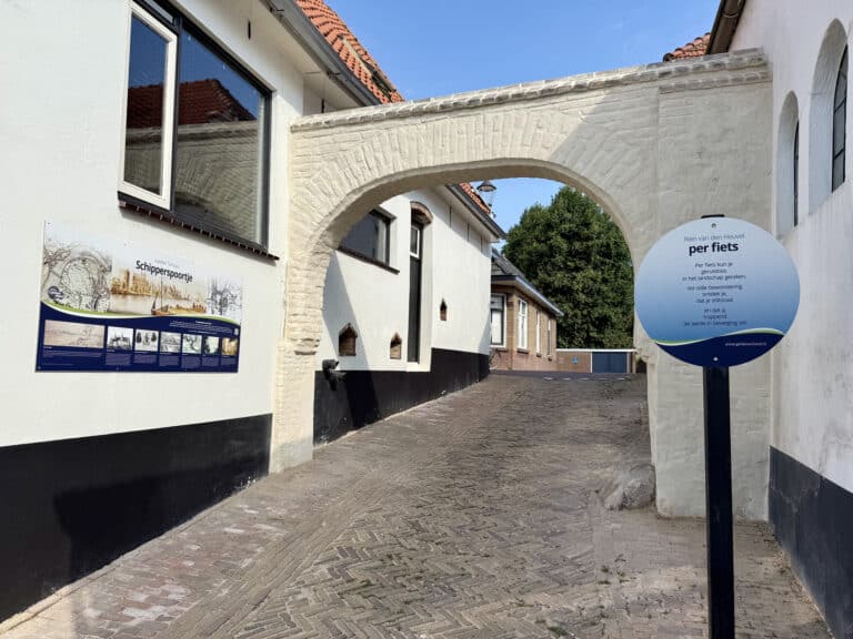 Historisch poortje op 't Gelders Eiland met informatiebord voor fietsers.