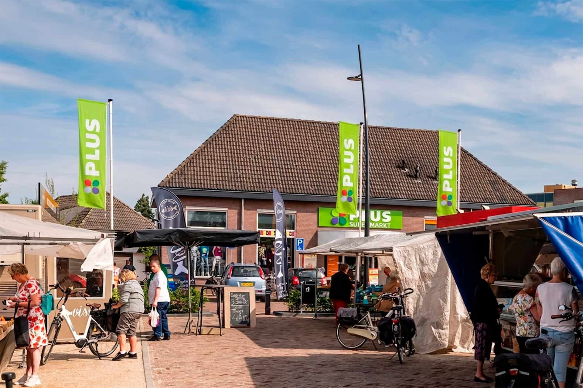 Markt op 't Gelders Eiland met kramen en bezoekers in een gezellige sfeer.