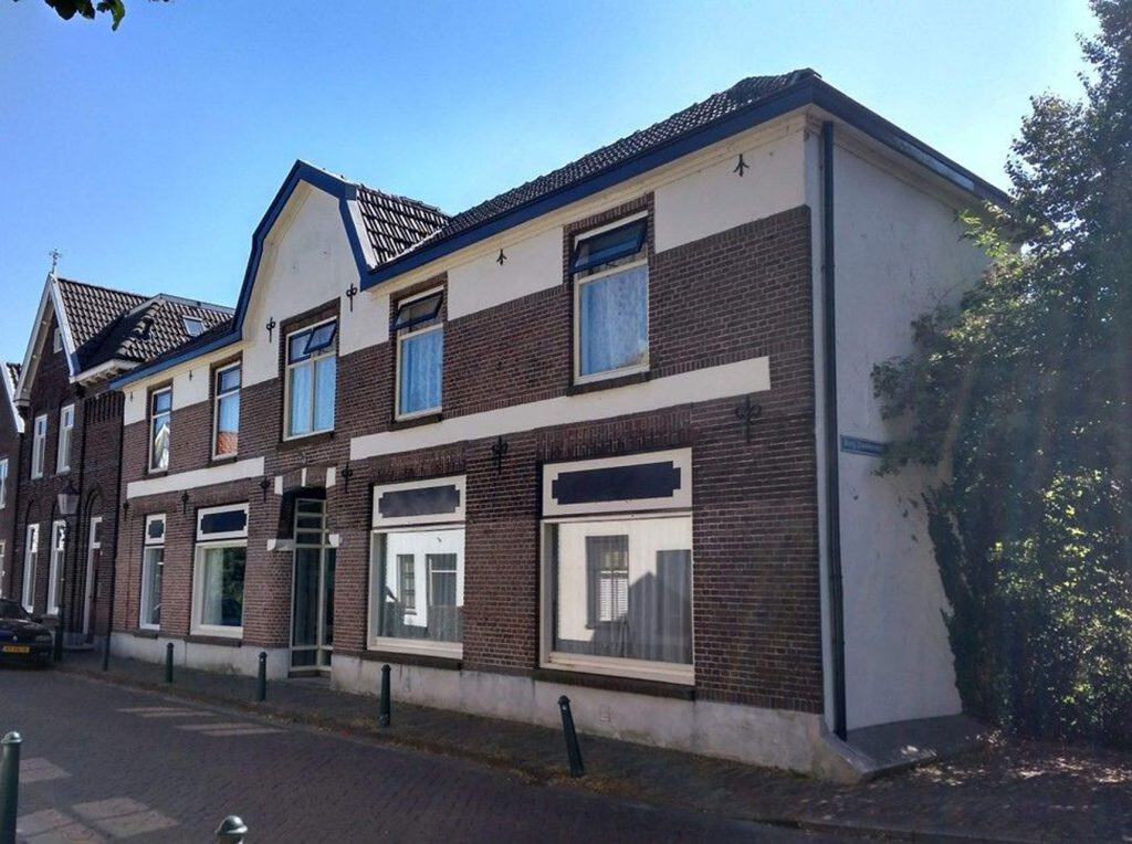 Historisch gebouw op 't Gelders Eiland met traditionele architectuur.