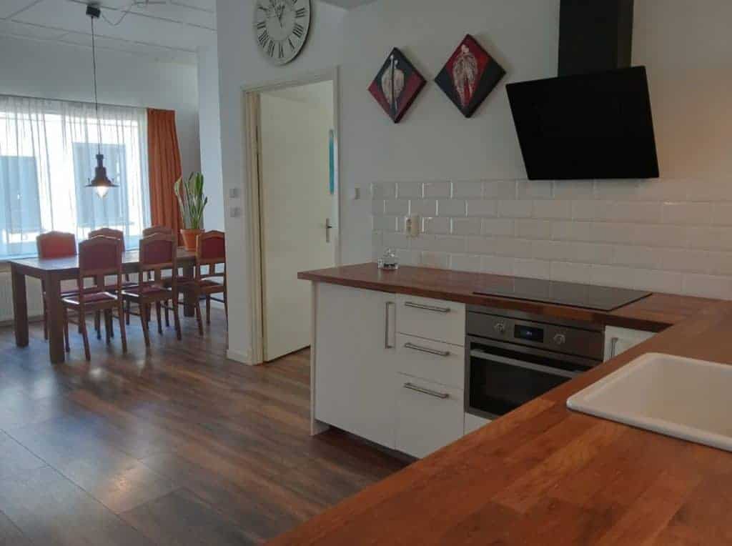 Gezellige keuken en eethoek op 't Gelders Eiland bij B&B De Tol.
