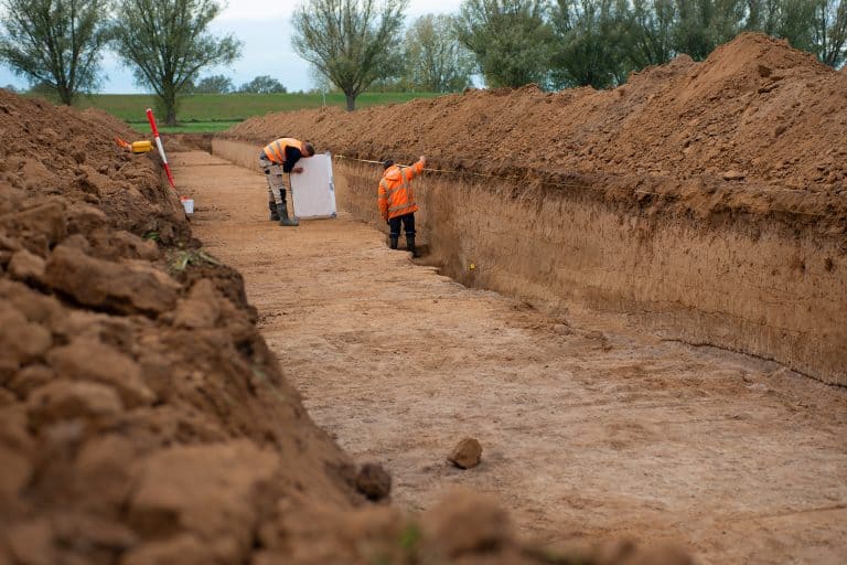 Archeologisch onderzoek op 't Gelders Eiland met arbeiders die de bodem onderzoeken.