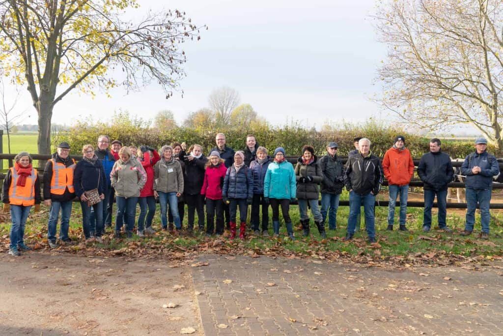 Gezellige groep mensen wandelen op 't Gelders Eiland in de herfst.
