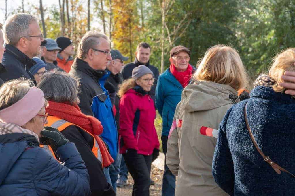 Hoge resolutie foto van een groep mensen tijdens een wandeling op 't Gelders Eiland in de herfst.
