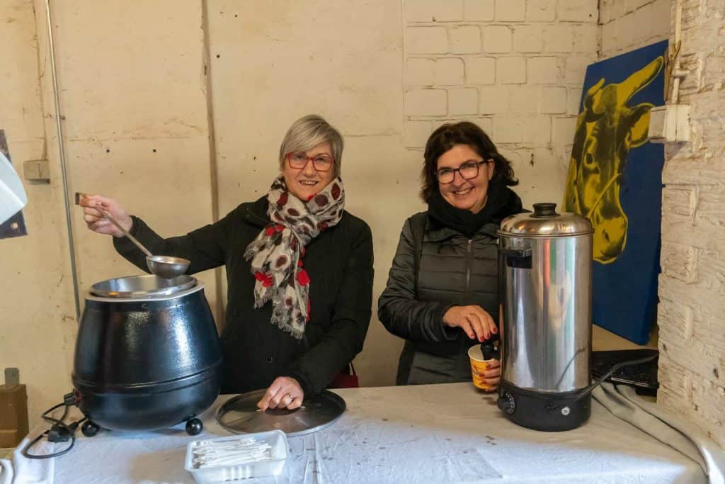Koffiezetten op 't Gelders Eiland met twee vrouwen in een gezellige setting.