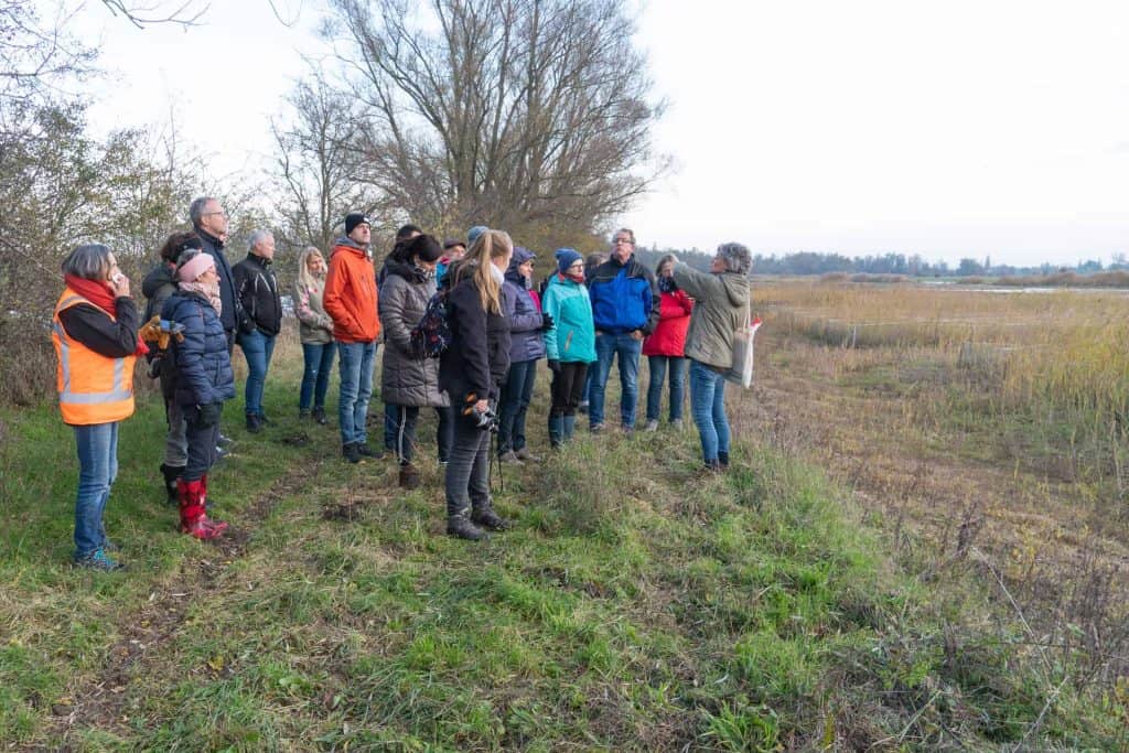 Leden van een gidsengroep op 't Gelders Eiland tijdens een natuurwandeling.