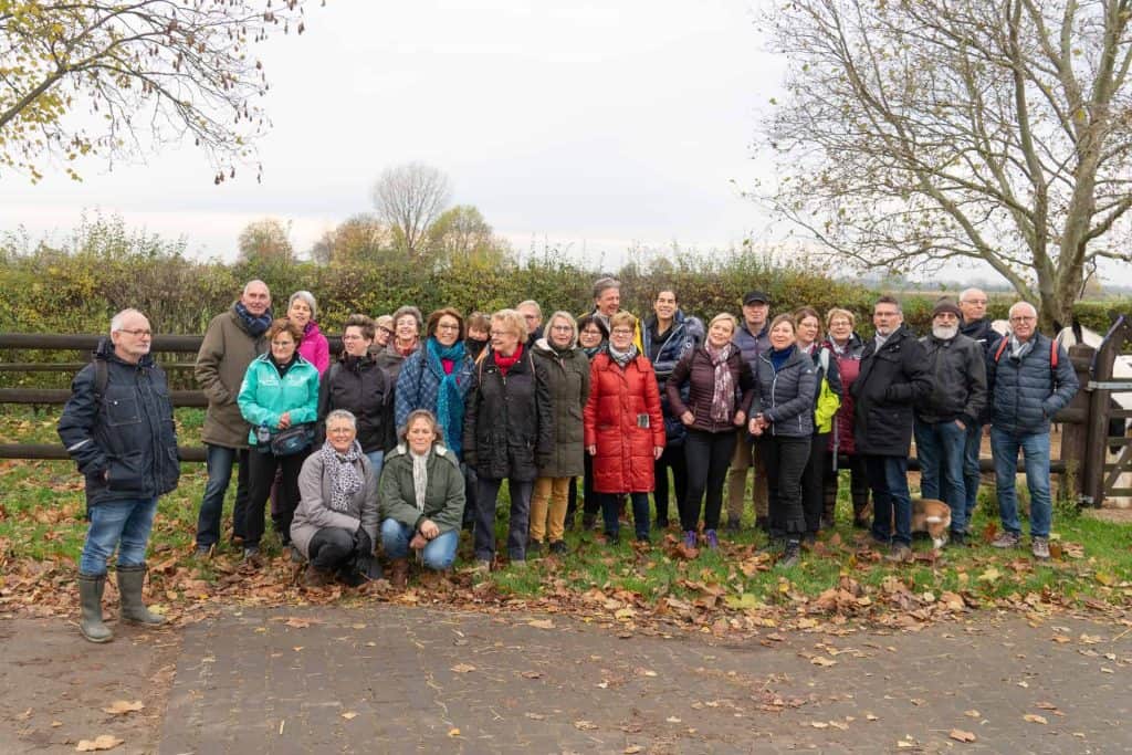 Gezelschap wandelaars op 't Gelders Eiland tijdens een herfstwandeling.