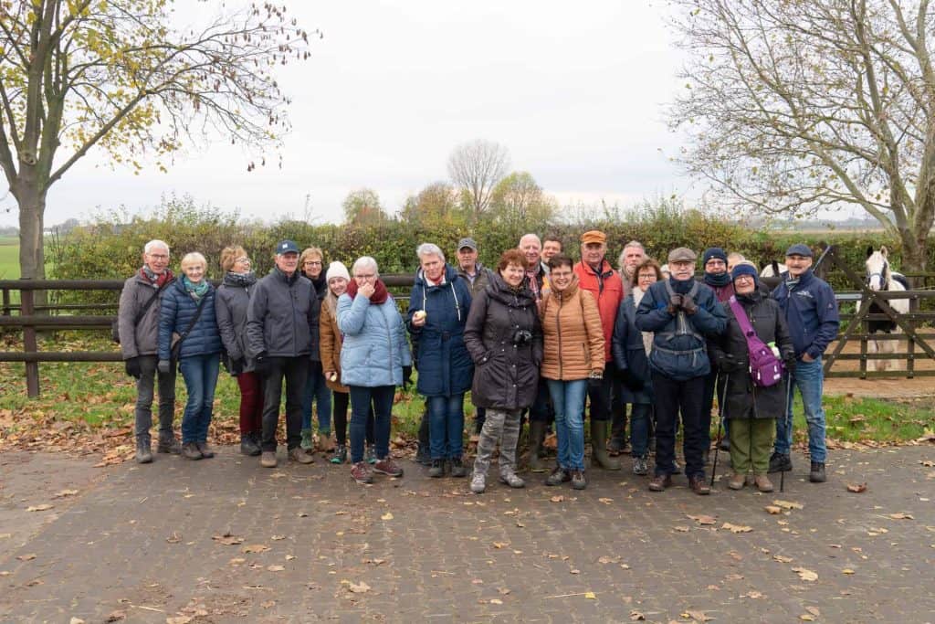 Gezellig groep toeristen op 't Gelders Eiland tijdens een herfstwandeling.