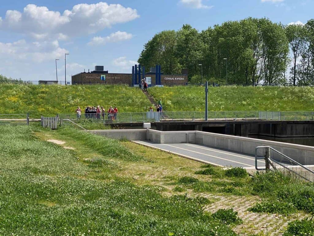 Toegang tot de sluis op 't Gelders Eiland met bezoekers en groene omgeving.