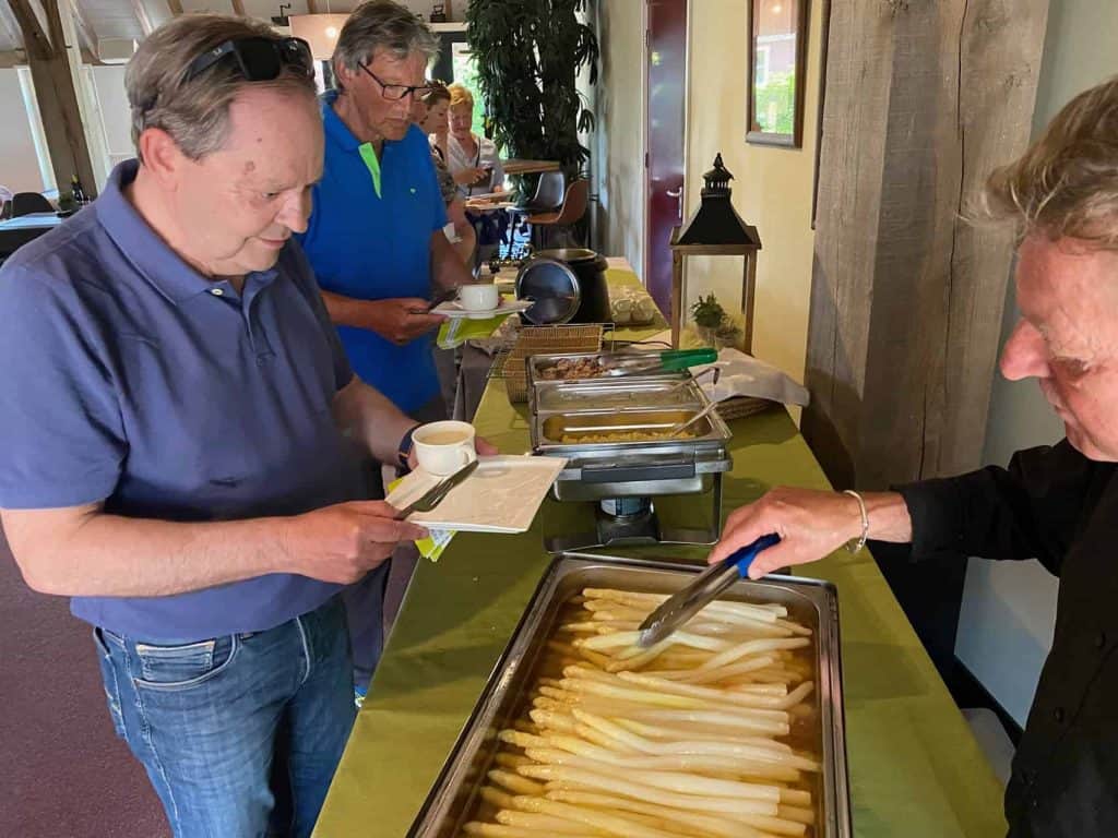 Mensen genieten van een buffet met witte asperges op 't Gelders Eiland.