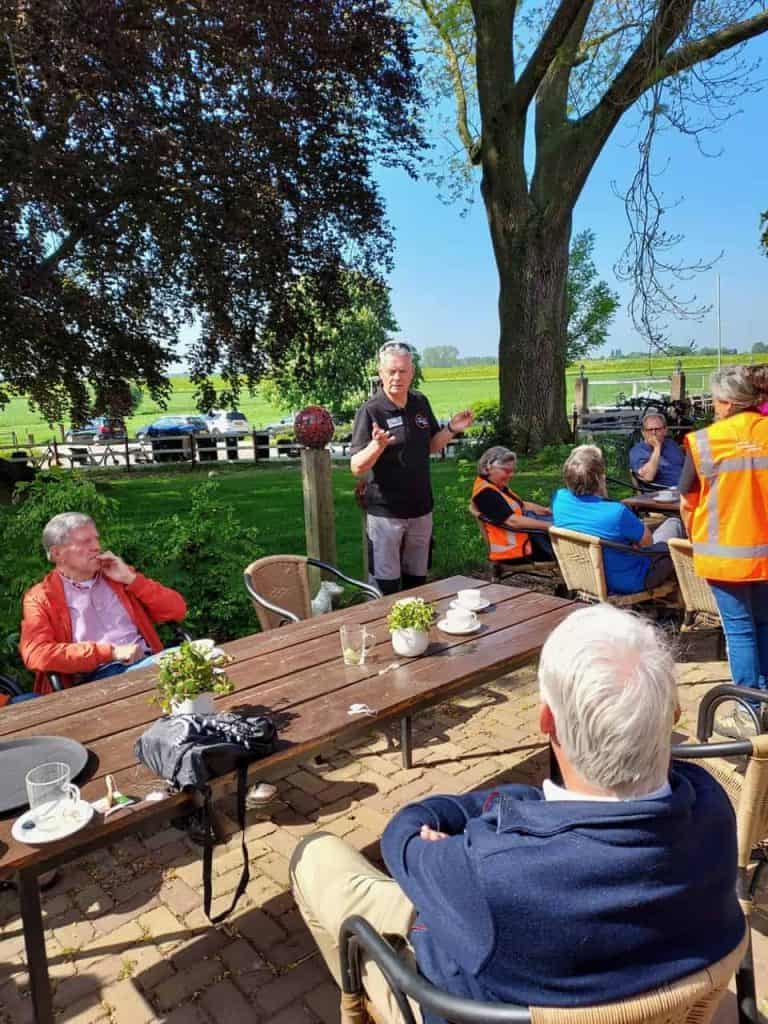 Gezellige bijeenkomst op 't Gelders Eiland met mensen die genieten van de buitenlucht en elkaars gez.