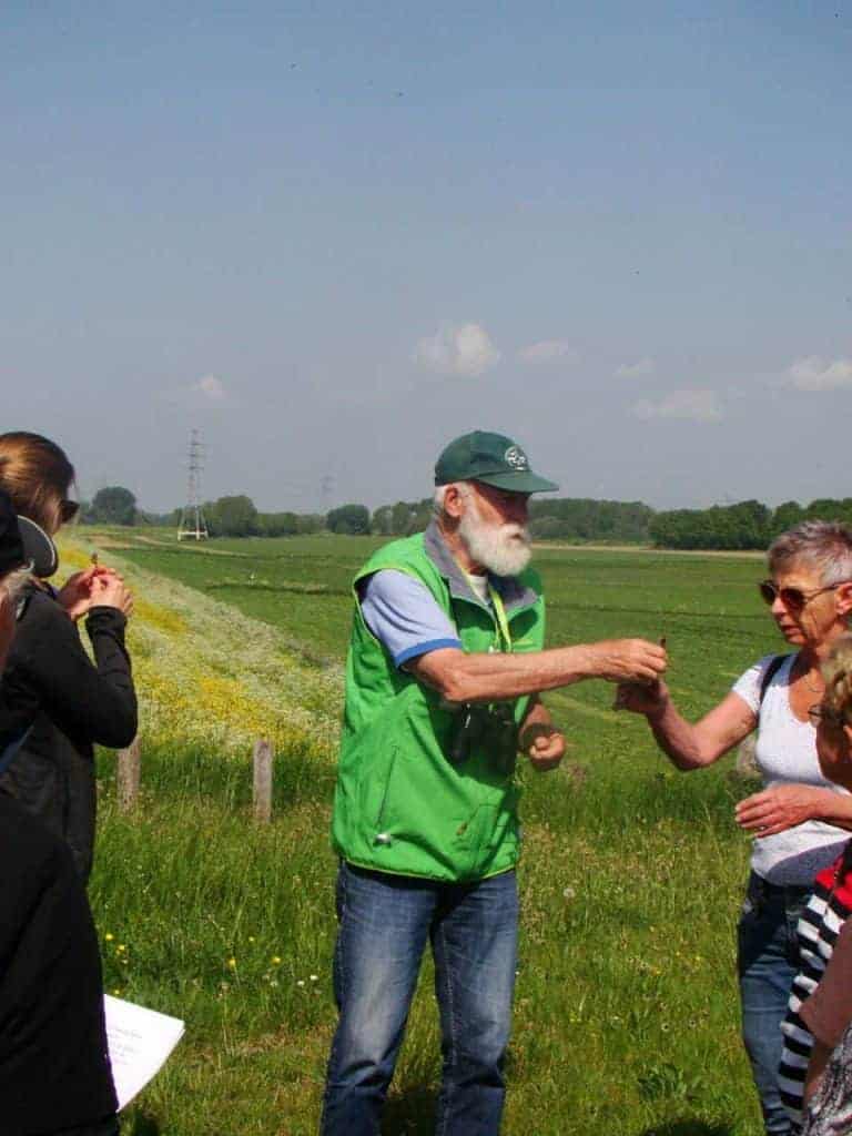 Zomerse wandeling op 't Gelders Eiland met lokale gids en enthousiaste deelnemers.