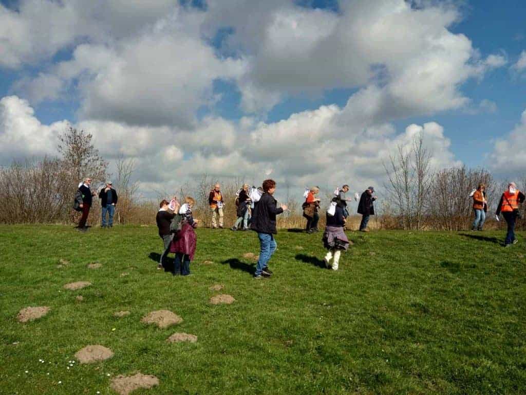 Gezelschap wandelaars op 't Gelders Eiland genieten van de natuur en het landschap.