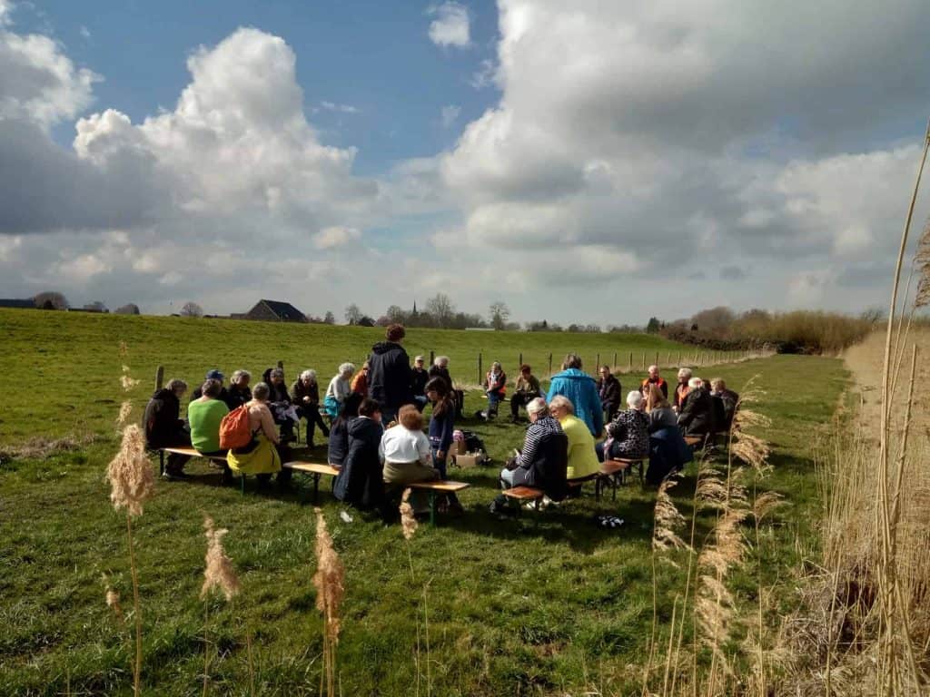 Zomerse bijeenkomst op 't Gelders Eiland met mensen die genieten van het buitenleven.