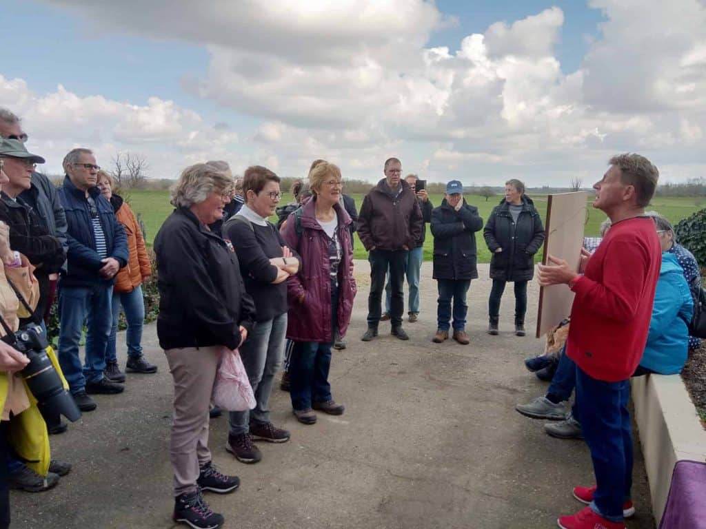 Deelnemers luisteren naar gids tijdens excursie op 't Gelders Eiland.