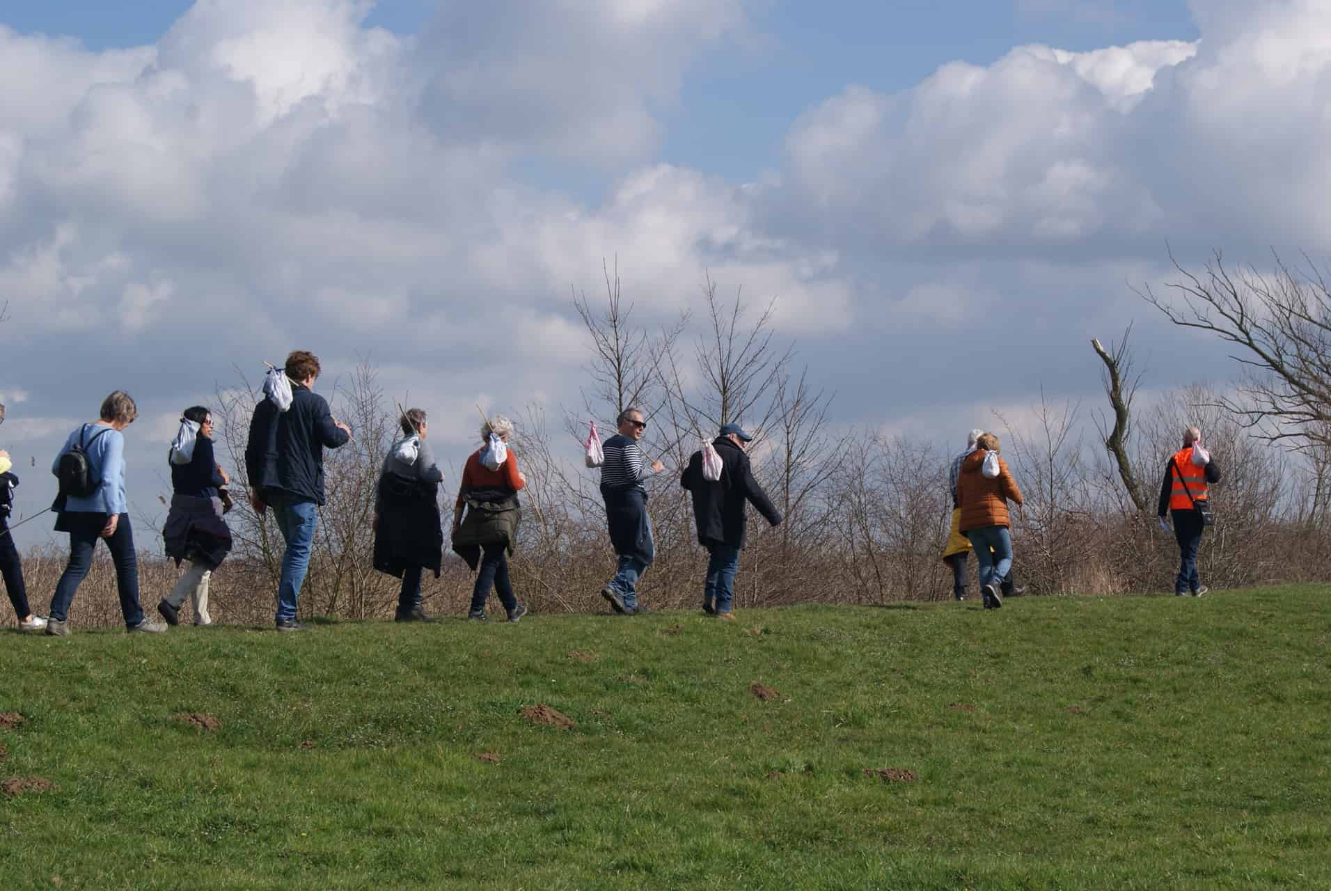 Wandelaars op 't Gelders Eiland genieten van een wandeling in de natuur.