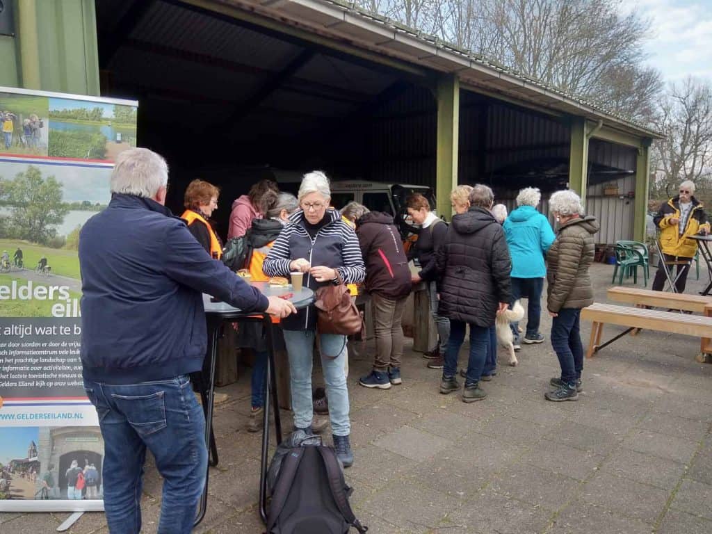 Gezellige markt op 't Gelders Eiland met bezoekers en kraampjes in openlucht.