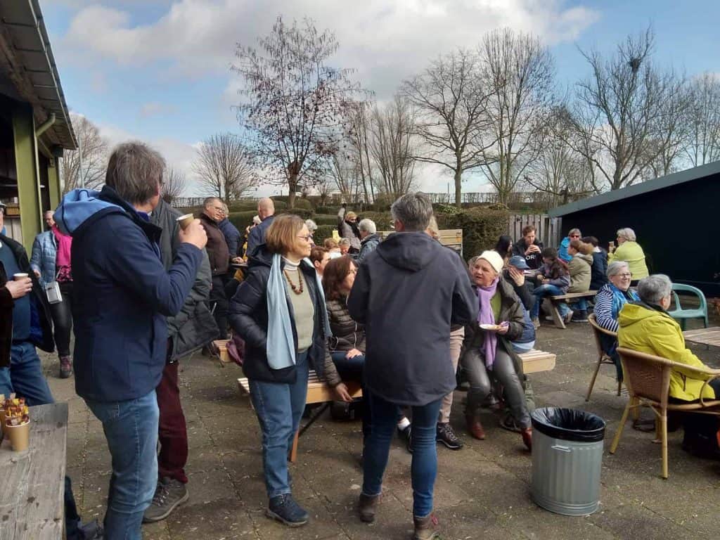 Gezellige groep mensen op 't Gelders Eiland tijdens een buitenactiviteit.