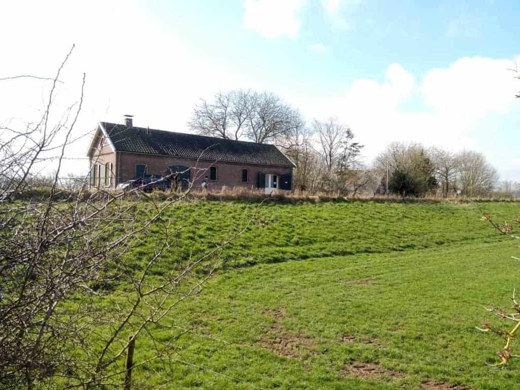 Gezellig landelijk huis op 't Gelders Eiland met groene tuin en bomen.