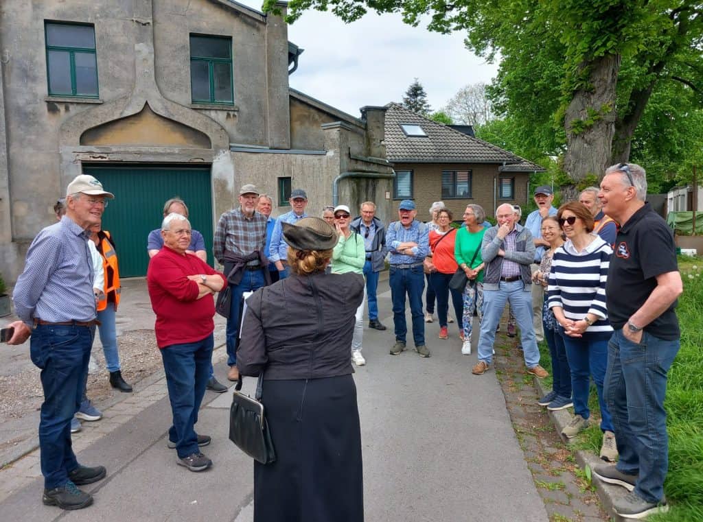 Groepswandeling op 't Gelders Eiland met gids en enthousiaste deelnemers.