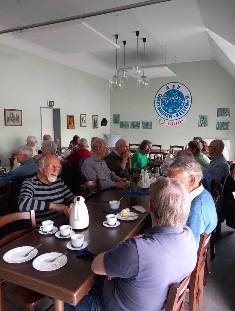 Gezellige bijeenkomst op 't Gelders Eiland met ouderen in een restaurant of café.