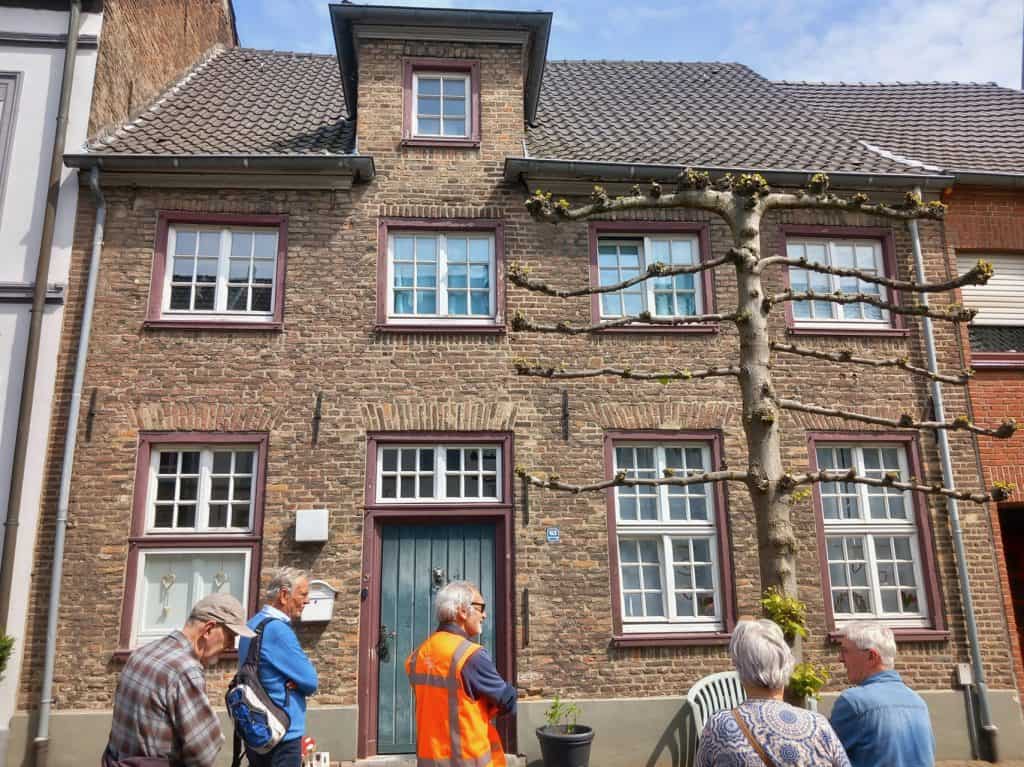 Traditioneel huis op 't Gelders Eiland met karakteristieke gevel en grote ramen.