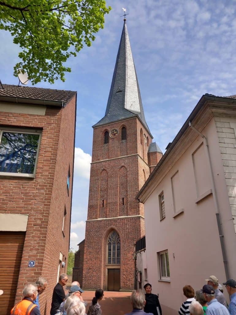 Kerk op 't Gelders Eiland met historische architectuur en bezoekers.