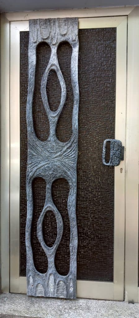 Houten decoratief paneel met abstracte openingen voor buitengebruik.