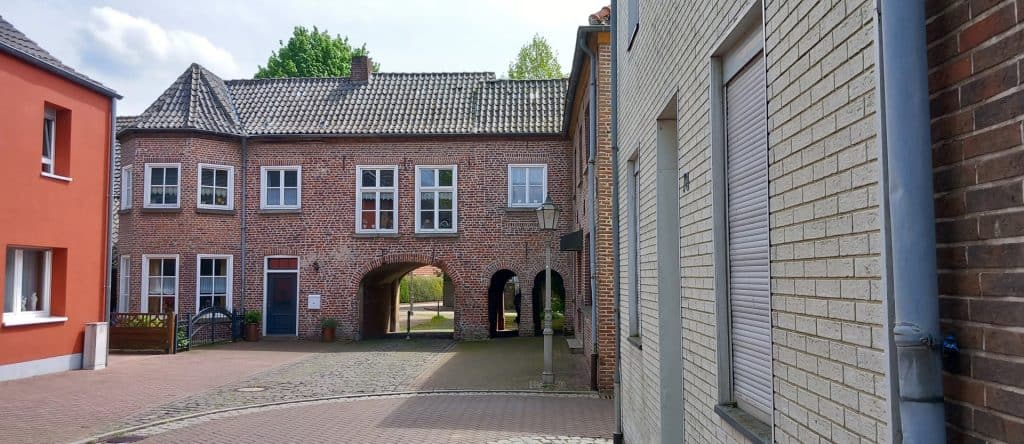 Huisjes op 't Gelders Eiland met historische architectuur en gezellige straat.
