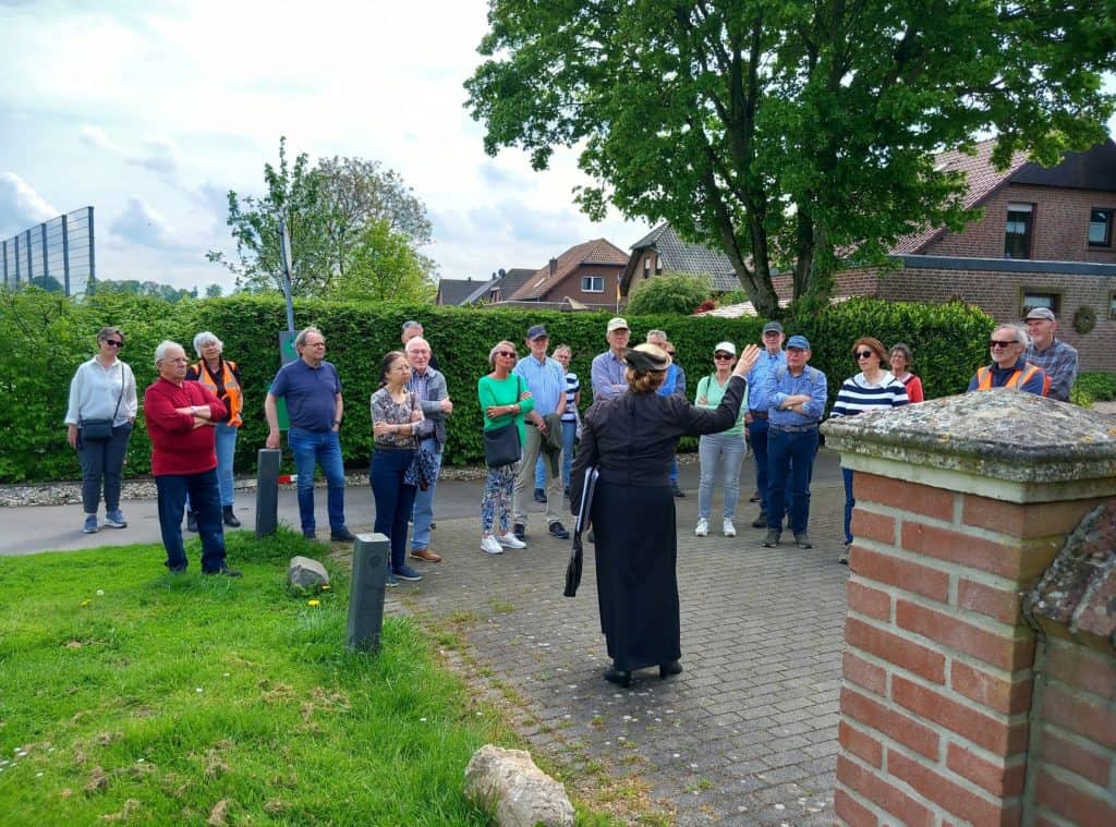 Groepsrondleiding op 't Gelders Eiland met gids en bezoekers in de buitenlucht.