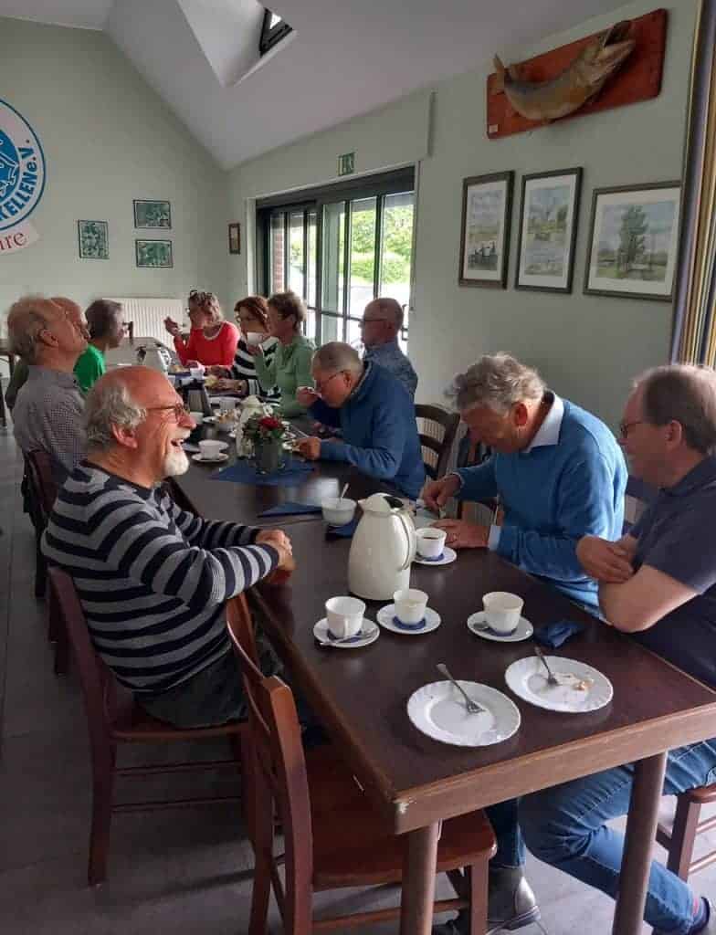 Gezellige groep mensen geniet van een ontbijt in een lichte, gezellige ruimte op 't Gelders Eiland.