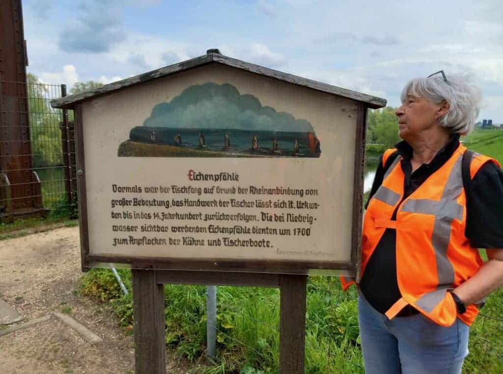 Echternpahle op 't Gelders Eiland met een vrouw in een oranje veiligheidsvest.