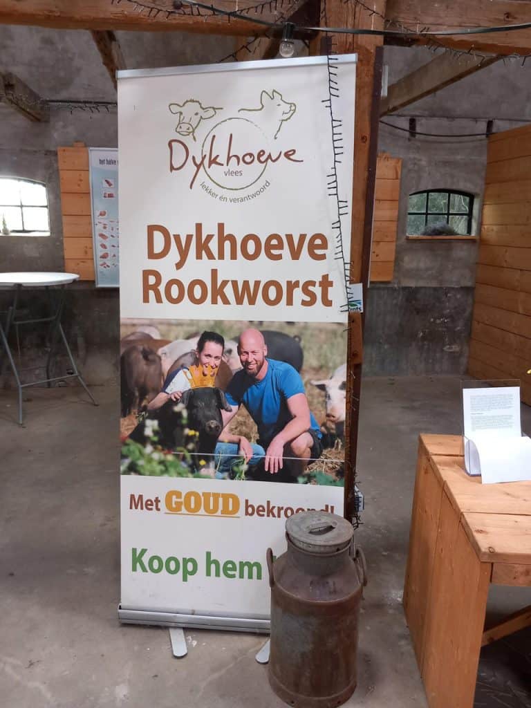 Dykhoeve Rookworst stand op 't Gelders Eiland, ambachtelijke vleesproducten en lokale specialiteiten.
