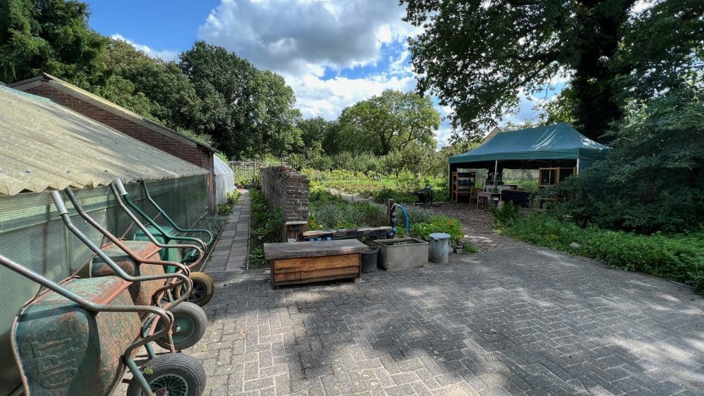 Gezellige tuin met tuinmeubelen en groene omgeving op 't Gelders Eiland.