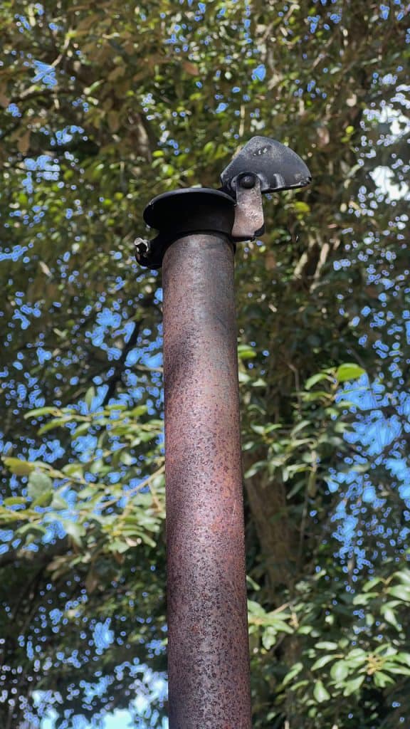 Oud metalen watersproeier op 't Gelders Eiland, rustiek en weerbestendig.