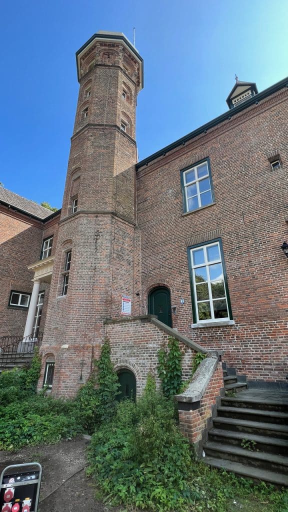 Kasteel met toren op 't Gelders Eiland, historische architectuur en groene omgeving.