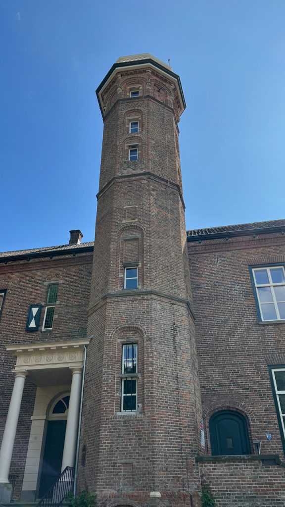 Kasteeltoren op 't Gelders Eiland met blauwe lucht op de achtergrond.